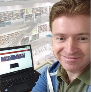 Serge-Jérôme Laverny, graphiste à Toulouse, devant son ordinateur portable